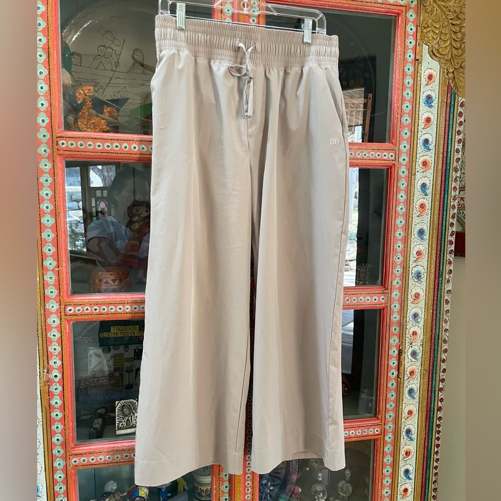 Albion Beige Wide-Leg Elastic Waist Pants with White Crop Top - Picture 3 of 7